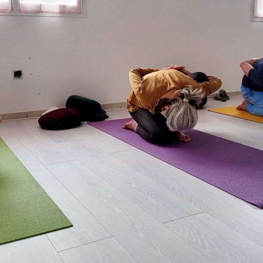 Cours collectif, posture de l'enfant et flexion assise