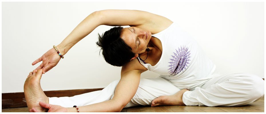Posture d'étirement latéral, pratique de yoga au centre Yoga en Soie