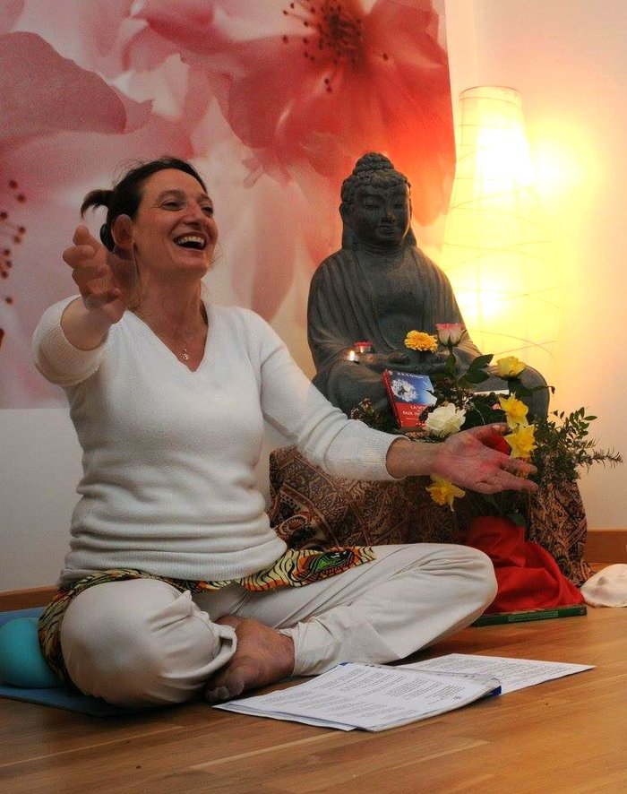 Valérie Palmieri, professeure de yoga, souriante pendant un cours de mantra à Albi